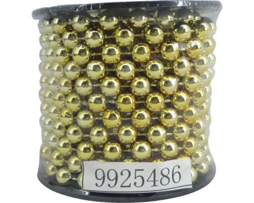 Goldfarbene Perlenkette im Behälter