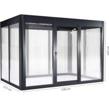 Terrasse couverte en aluminium et verre mesurant 338 sur 233 sur 229 centimètres.