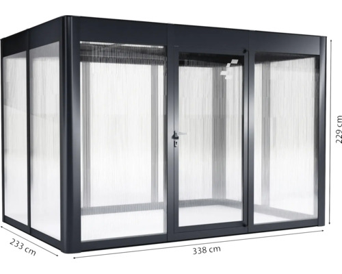 Terrasse couverte en aluminium et verre mesurant 338 sur 233 sur 229 centimètres.