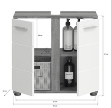 Meuble sous-lavabo avec deux portes ouvertes, étagères, panier et bouteilles
