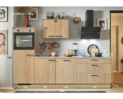 Cuisine équipée avec four intégré, armoire suspendue et hotte aspirante