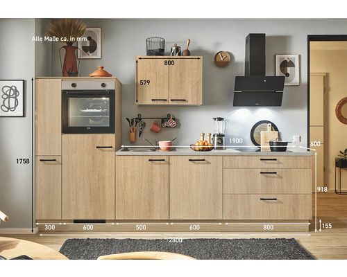 Komplette Küche in heller Holzoptik mit Elektrogeräten und Maßangaben