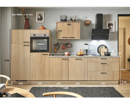 Komplette Küche mit Einbaugeräten und hellen Holzfronten, Ansicht mit Maßangaben