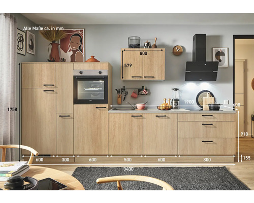 Komplette Küche mit Elektrogeräten, Arbeitsplatte und Hängeschrank in hellem Holzdekor