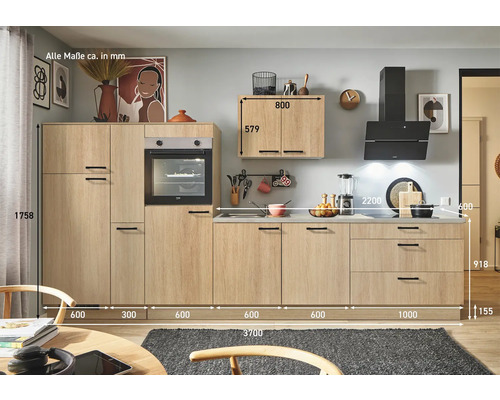 Einbauküche mit Elektrogeräten und hellen Holzfronten