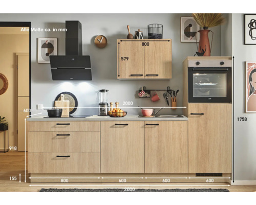 Cuisine intégrée avec armoire suspendue, évier, hotte aspirante et four