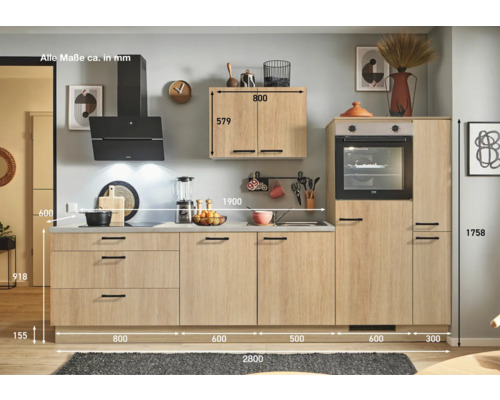 Cuisine intégrée avec appareils électriques, décor bois clair et dimensions 2800 x 1758 mm