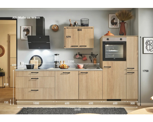 Küchenzeile mit Spüle, Kochfeld, Dunstabzugshaube und Einbaubackofen