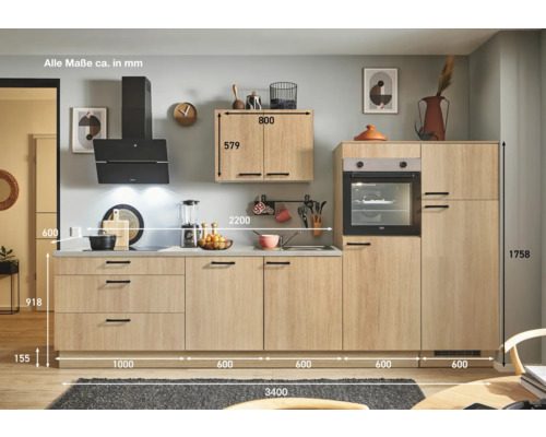 Cuisine linéaire avec évier, cuisinière, hotte aspirante et armoire suspendue aspect bois avec dimensions