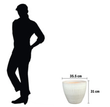 Pot de fleurs blanc de dimensions 35,5 cm sur 31 cm.