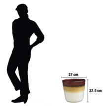 Pot de fleurs mesurant 37 x 32,5 cm à côté d'une personne pour donner une idée de sa taille.