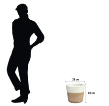 Blumentopf mit Abmessungen und Silhouettenbild einer Person daneben