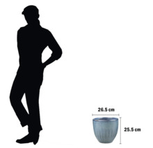 Blumentopf mit Größenangaben und Personensilhouette zum Größenvergleich