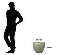 Blumentopf mit den Maßen 35,5 cm mal 31 cm.