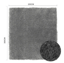 Tapis gris de 200 cm sur 300 cm.