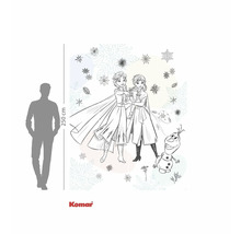 Logo Komar. Peinture murale avec Anna, Elsa et Olaf du film La Reine des neiges, d'environ 250 cm de haut.