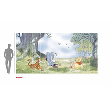 Papier peint Winnie l'ourson avec Winnie l'ourson, Porcinet, Tigrou et Bourriquet devant un paysage arboré