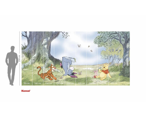 Papier peint Winnie l'ourson avec Winnie l'ourson, Porcinet, Tigrou et Bourriquet devant un paysage arboré