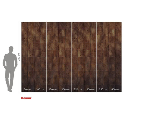 Papier peint photo Komar avec motif de carreaux marron et indications de taille.