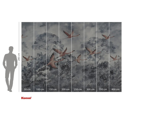 Papier peint photo avec un motif de flamants roses volant devant des arbres