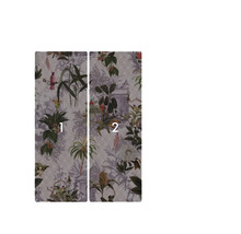 Zwei Tapetenbahnen mit Pflanzenmotiven.