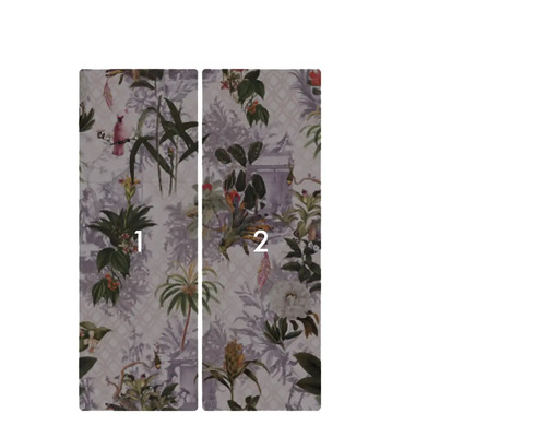 Zwei Tapetenbahnen mit Pflanzenmotiven.
