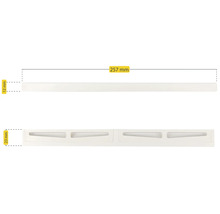 Plinthe en plastique, 257 mm de long, 12 mm de large et 23 mm de haut.