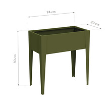 Rechteckiger Pflanztrog aus Metall mit den Maßen 74 x 40 x 80 cm.