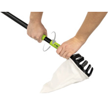 Personne utilisant un cueille-fruits