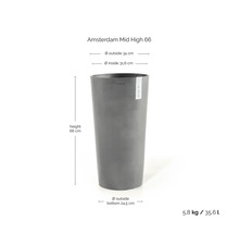 Graues Ecopots Amsterdam Mid High 66 Pflanzgefäß: Höhe 66 Zentimeter, Außendurchmesser 34 Zentimeter, Volumen 35,6 Liter, Gewicht 5,8 Kilogramm.