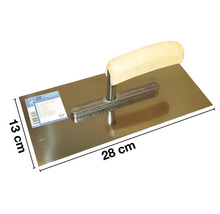 Glättkelle mit Holzgriff und einer Blattgröße von 28 x 13 cm.