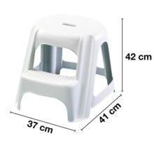 Weißer Tritthocker aus Kunststoff mit den Maßen 42 cm Höhe, 37 cm Breite und 41 cm Tiefe.