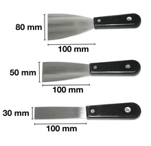 Drei Spachtel mit Kunststoffgriffen und unterschiedlichen Blattbreiten: 80 Millimeter, 50 Millimeter und 30 Millimeter.