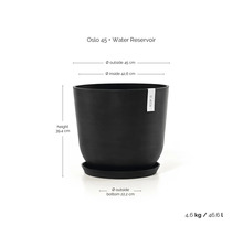 Schwarzer Ecopots Oslo 45 Blumentopf mit Wasserspeicher, Höhe 39,4 Zentimeter, Außendurchmesser 45 Zentimeter, Volumen 46,6 Liter.