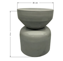 Tabouret décoratif, 36 cm de large et 45 cm de haut, adapté à une utilisation intérieure.
