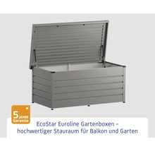 Geöffnete graue Gartenbox aus Metall mit fünf Jahren Garantie als Stauraum für den Garten oder Balkon.