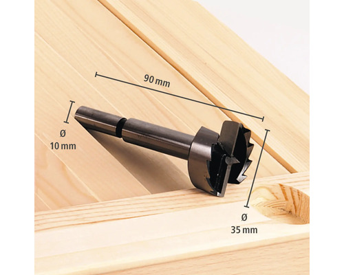 Forstnerbohrer auf Holz mit Maßen: Durchmesser 35 Millimeter, Schaftdurchmesser 10 Millimeter, Gesamtlänge 90 Millimeter.