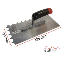 Spatule dentée d'une longueur de 280 millimètres et d'une largeur de 130 millimètres.