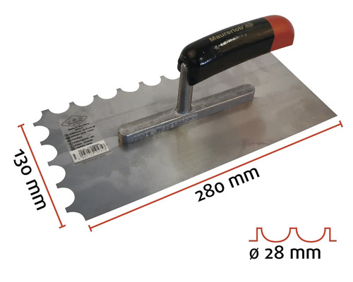 Spatule dentée d'une longueur de 280 millimètres et d'une largeur de 130 millimètres.