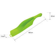 Pelle à aliments en plastique mesurant 38,5 cm de long, 8,5 cm de large et 7,3 cm de haut.