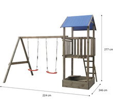 Spielturm aus Holz mit Doppelschaukel, Kletterleiter, Podest mit Dach und integriertem Sandkasten. Maße: 224 mal 346 mal 277 Zentimeter.