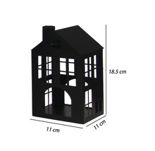 Photophore noir en forme de maison avec des fenêtres et une cheminée. Dimensions 11 par 11 par 18,5 centimètres.