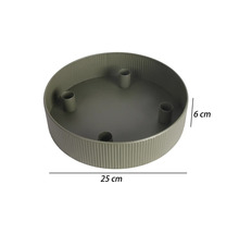 Bougeoir rond en métal avec extérieur nervuré et quatre supports, diamètre 25 centimètres, hauteur 6 centimètres.