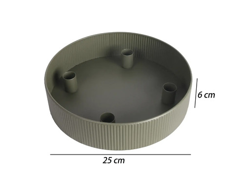 Bougeoir rond en métal avec extérieur nervuré et quatre supports, diamètre 25 centimètres, hauteur 6 centimètres.
