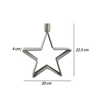 Bougeoir en métal en forme d'étoile avec dimensions : hauteur 22,5 centimètres, largeur 20 centimètres, profondeur 4 centimètres.
