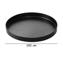 Plateau rond noir d'un diamètre de 35 centimètres.