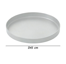 Soucoupe ronde grise en plastique pour pots de fleurs d'un diamètre de 45 centimètres.