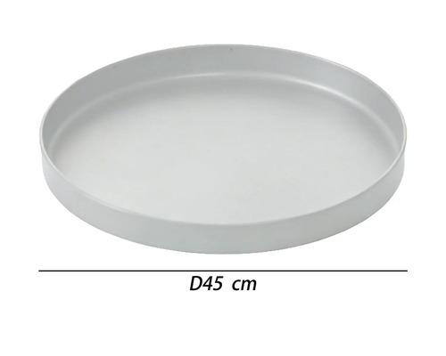 Soucoupe ronde grise en plastique pour pots de fleurs d'un diamètre de 45 centimètres.