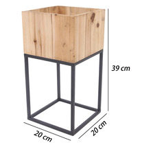 Pot de fleurs carré en bois sur un support en métal noir, dimensions 39 par 20 par 20 centimètres.