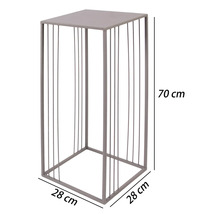 Table à fleurs carrée en métal, 70 centimètres de haut, 28 centimètres de large et 28 centimètres de profondeur.
